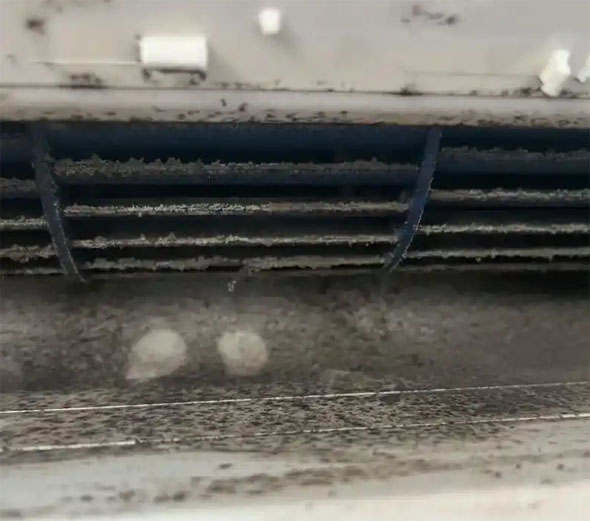 方城空调吹的风有股烧焦味是怎么回事